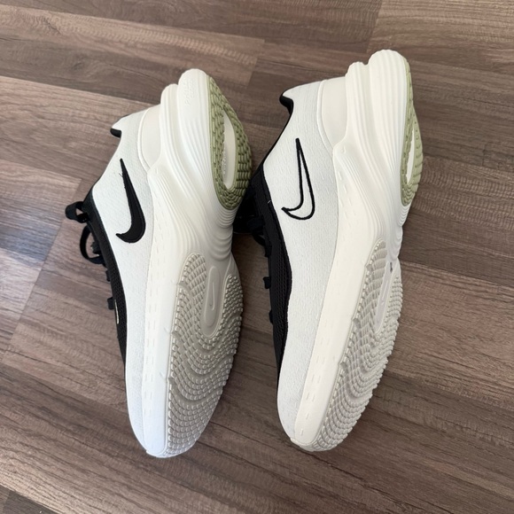 Nike Men's Black and White Athletic Shoes - Picture 6 of 16